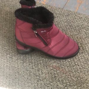 Women’s waterproof insulated booties